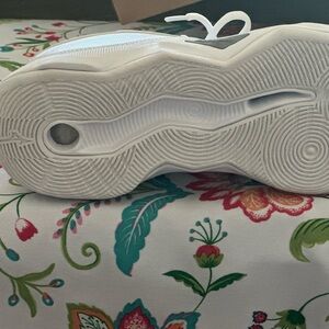 Women’s 8.5 Mizuno volleyball shoes brand new